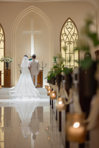 大理石のバージンロードに反射