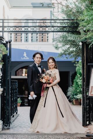 カラードレスと生花ブーケ