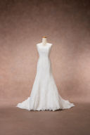 新しく発注していたドレスが3枚入荷しました。今後の新作ドレス入荷予定あり