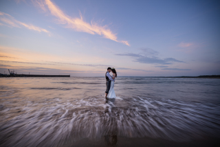 夏のウェディングフォトはビーチ撮影がお薦め。アート工房のビーチ撮影入水OK！人気