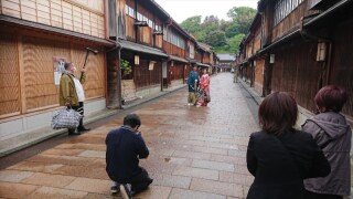 アート工房の撮影スタッフはカメラマン・ライティング助手・美容師と最低3名以上