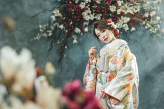 スタジオリシアンのフォトスポット【グレー×花壁】