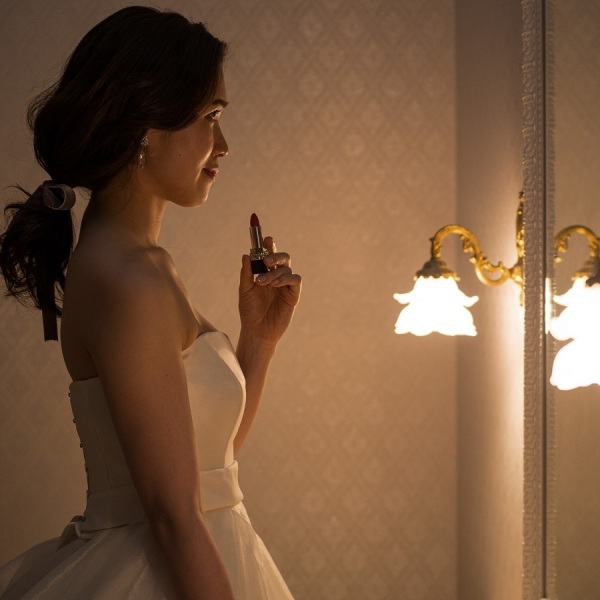 お支度のメイクシーン