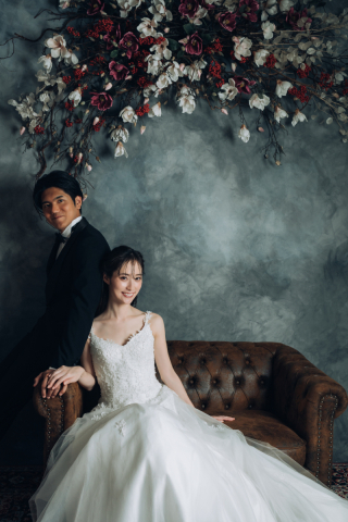 スタジオリシアンのフォトスポット【グレー×花壁】