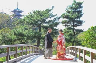 赤の打掛が映える【紅葉前の三渓園】