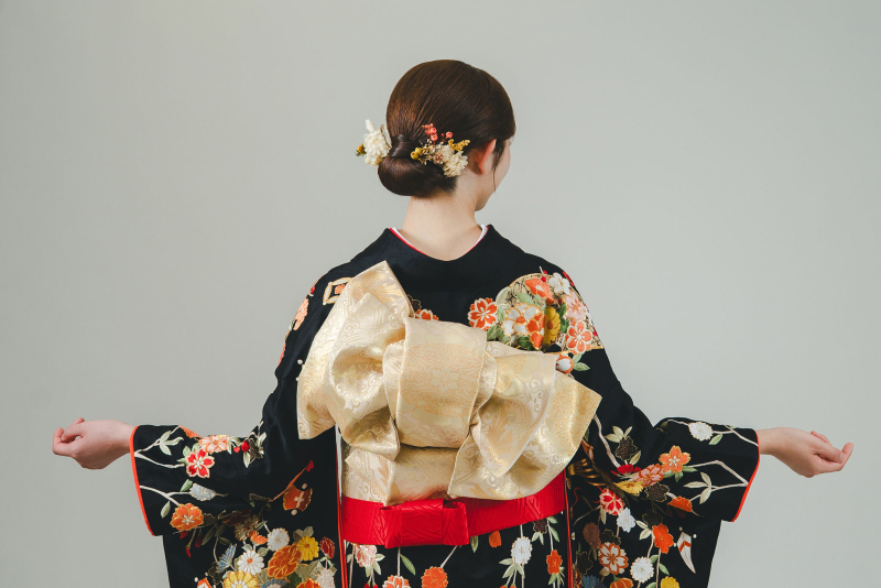 伝統的な花嫁衣裳「引き振袖　総刺繍」