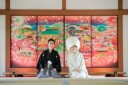 鮮やかな襖絵の前で、和装花嫁衣裳を着用して正座をするフォトウェディング