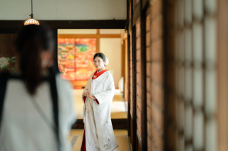 朱赤の色掛下と白無垢のコーディネート