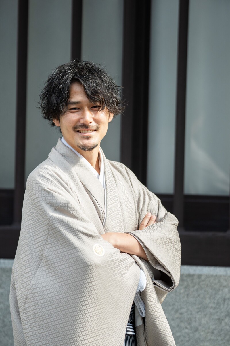 サンドベージュ色の色紋付スタイル