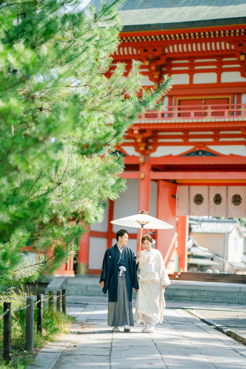 濃紺の色紋付と白無垢