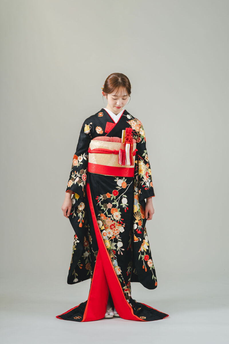 伝統的な花嫁衣裳「引き振袖　総刺繍」