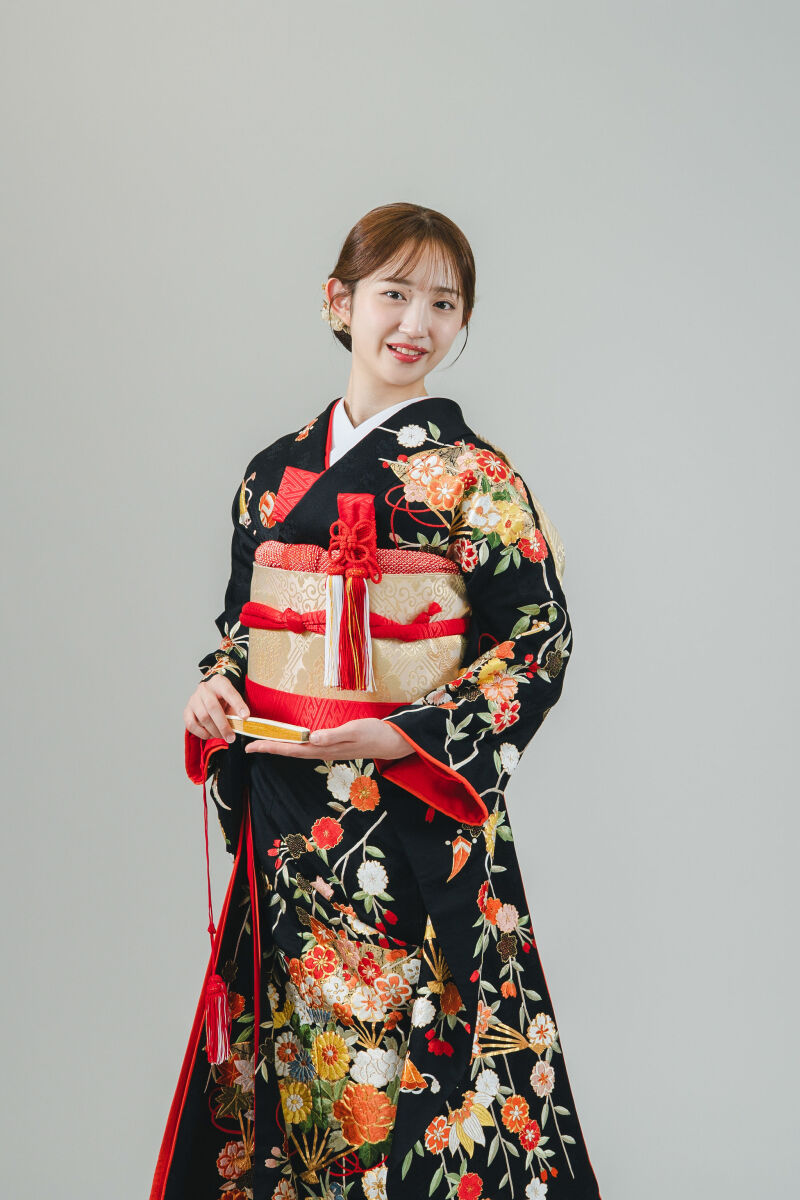 伝統的な花嫁衣裳「引き振袖　総刺繍」