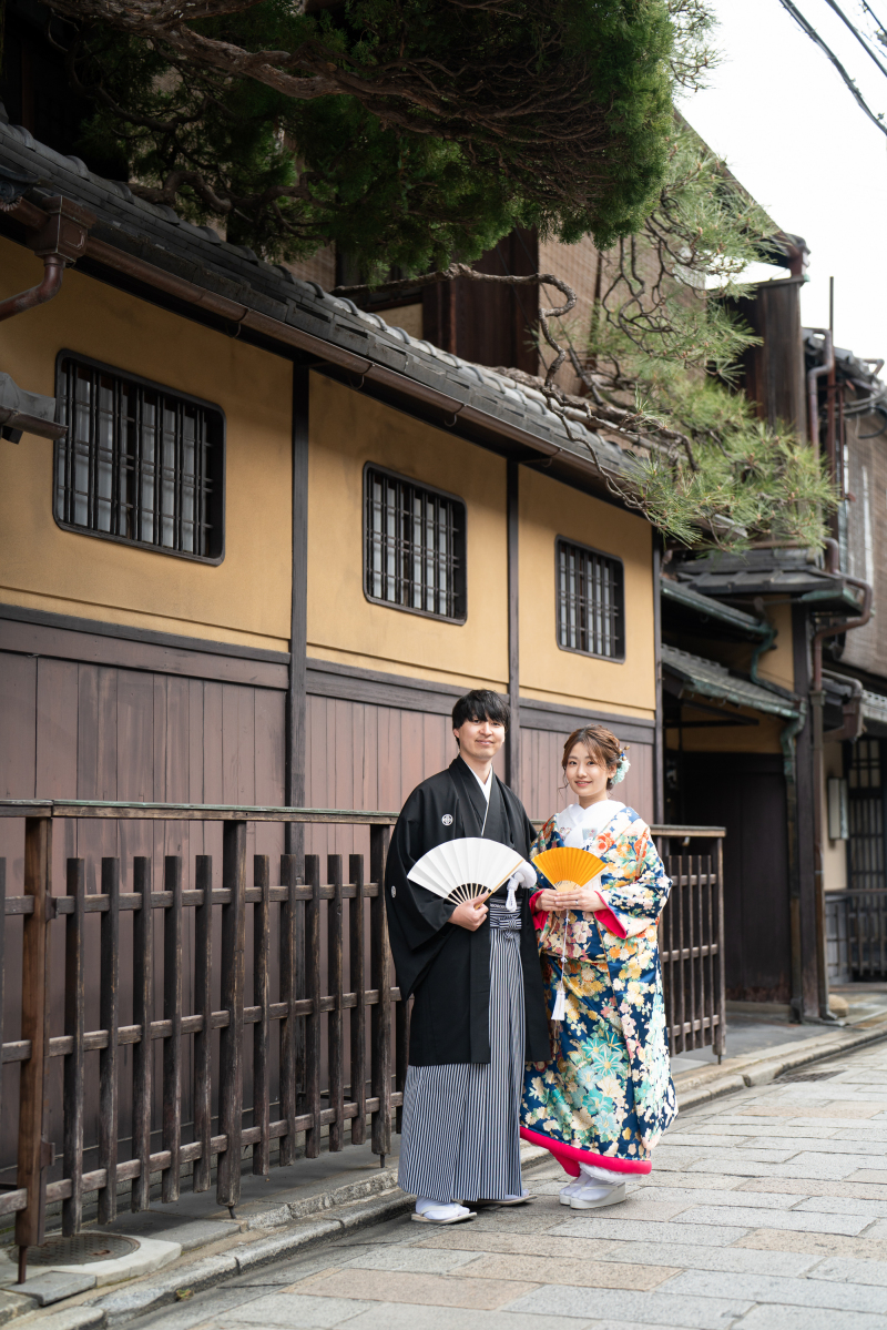 祇園の梅がようやく咲き始めました。