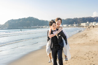 とびっきりの笑顔の新郎新婦と海ロケーション