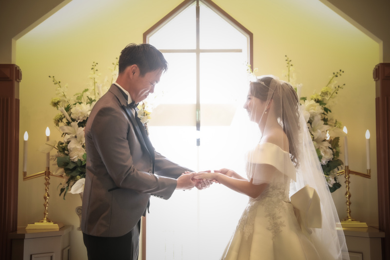 誓いの瞬間…山手ヘレン記念教会で指輪交換フォト