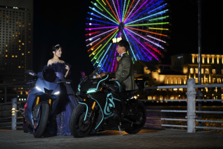 夜の日本丸メモリアルパークでバイクと一緒に