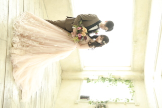 優しさあふれる1枚を—ピンクドレスが映える洋装ウェディングフォト♡