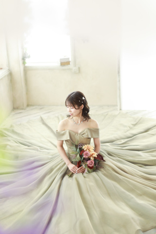 こだわりのカラードレスで魅せるソロショット♡ スタジオ撮影のひとコマ