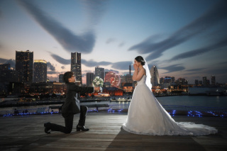 マジックアワーのプロポーズシーン。 大さん橋でのロマンチックなウェディングフォト