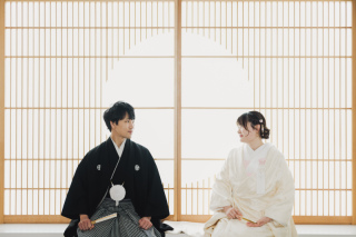 白無垢と紋付袴で、和装のウェディングフォト♪障子を使った和にマッチした雰囲気で！