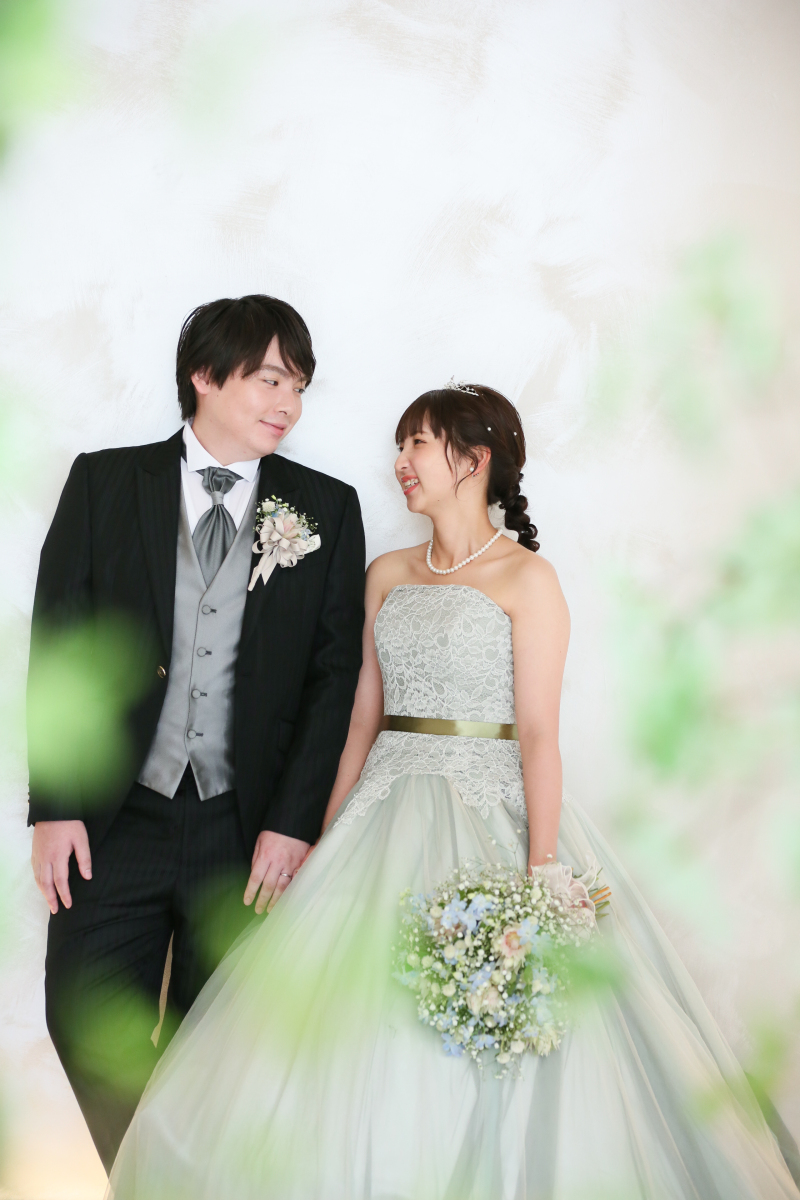 小さな結婚式で大人気のオーバーカラードレス!