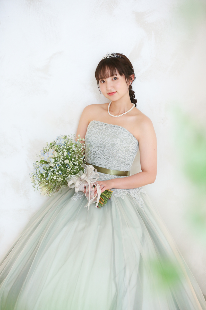 小さな結婚式で大人気のオーバーカラードレス!