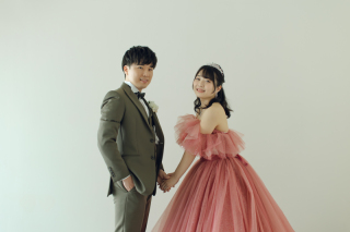 ピンクのカラードレス×オリーブタキシード