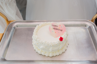 自分たちで完成させるウエディングケーキ♪