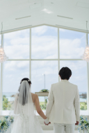 どこまでも続く青空と海。陽光あふれるチャペル&ビーチフォト