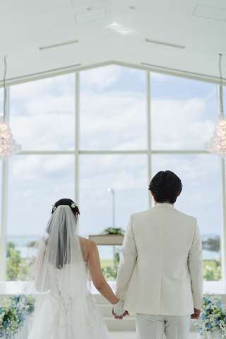どこまでも続く青空と海。陽光あふれるチャペル＆ビーチフォト
