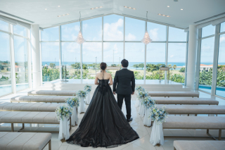 自分たちらしい色で。漆黒のドレスで刻む大人な沖縄フォト