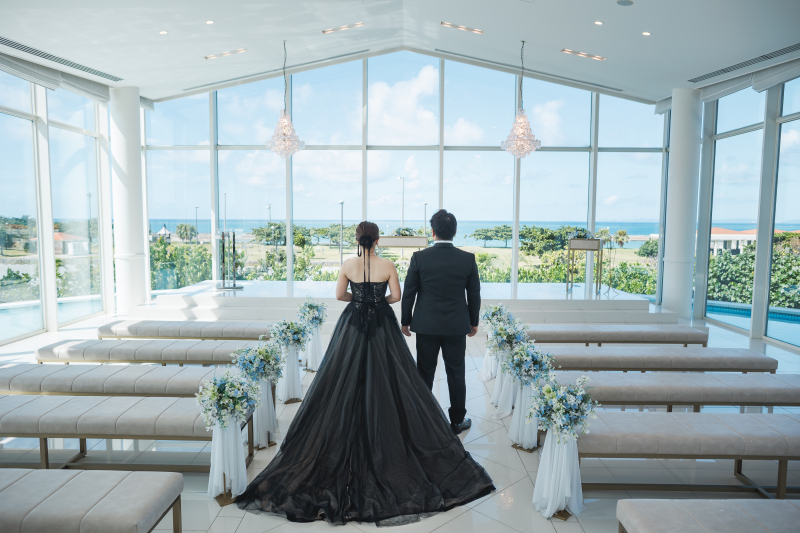 自分たちらしい色で。漆黒のドレスで刻む大人な沖縄フォト