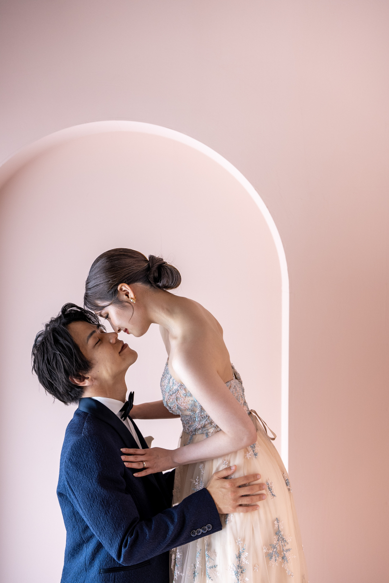 【スタジオ紹介】衣装の美しさを引き立てる、モダンでシンプルな撮影空間の魅力