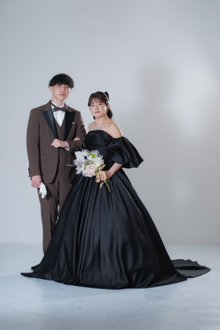 黒ドレスでスタジオ撮影