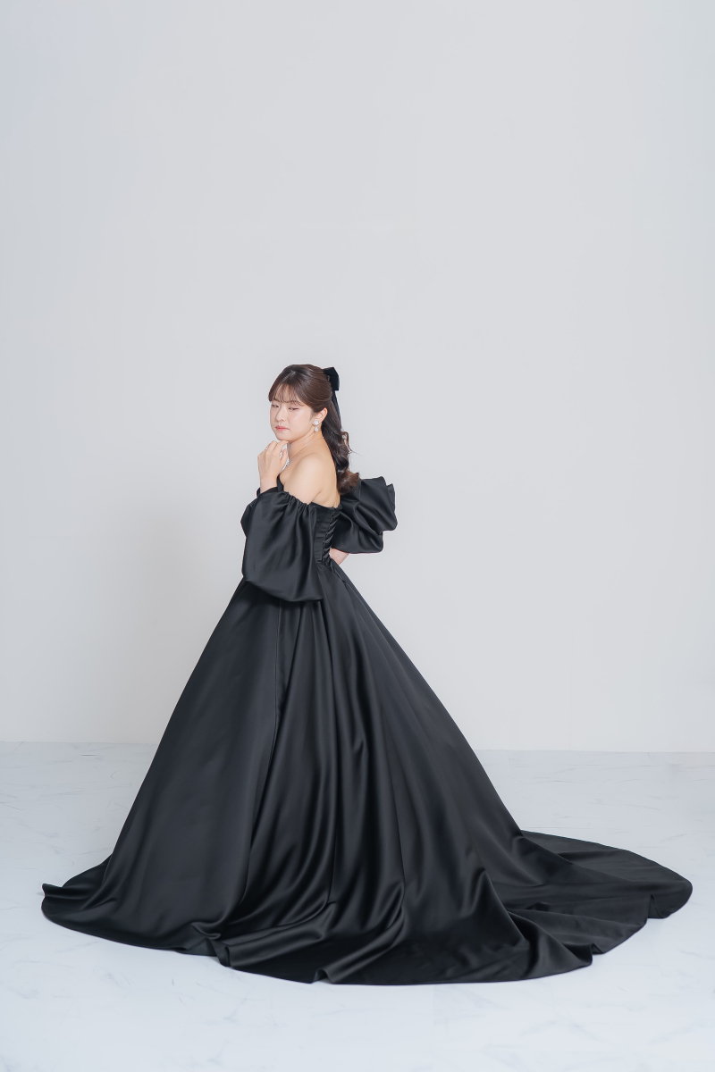 黒ドレスでスタジオ撮影