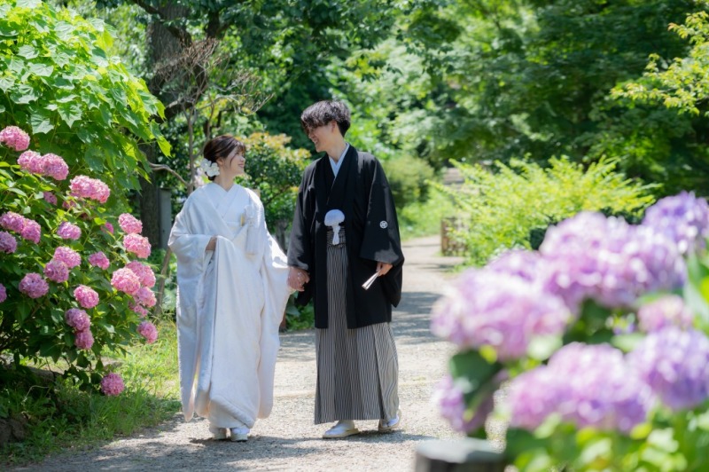 【前撮りのメリットや挙式日の何カ月前に行うのが良いか、などについてご案内します】