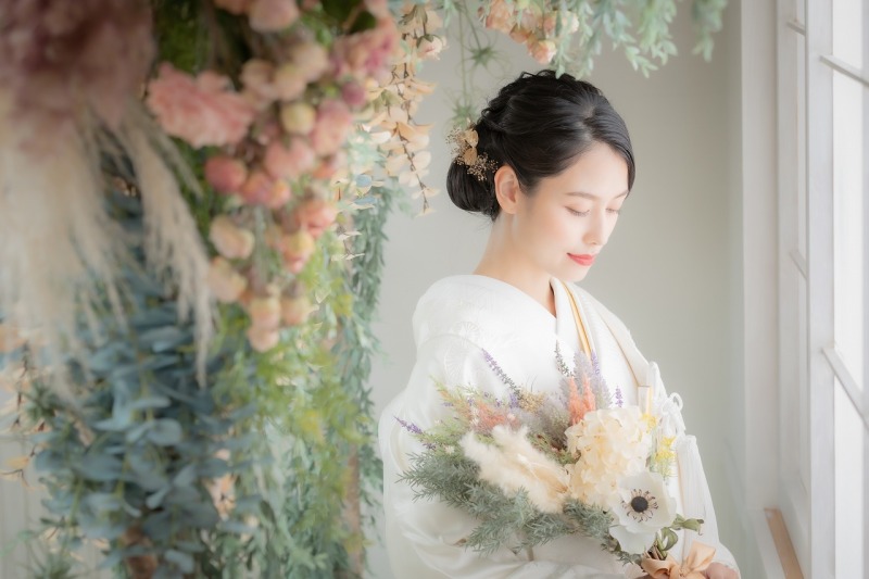 華雅苑横浜店のシンプル・おしゃれ・お二人らしく自由なスタジオ撮影をご紹介します!