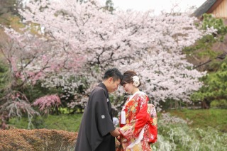 【前撮りのメリットや挙式日の何カ月前に行うのが良いか、などについてご案内します】