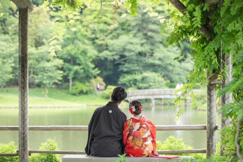 【前撮りのメリットや挙式日の何カ月前に行うのが良いか、などについてご案内します】