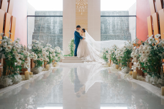 チャペルで挙式のようなワンシーンを