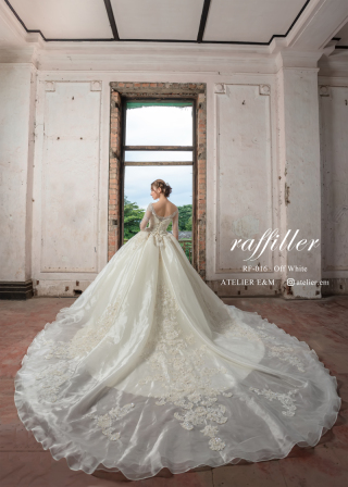 圧巻のロングトレーンドレス