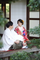 縁側で上品な和装ショット