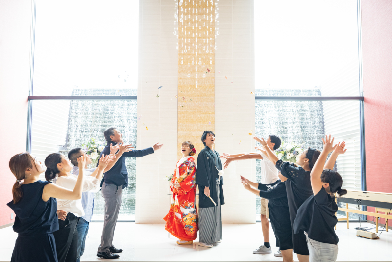 祝福に包まれたウェディングフォト♡