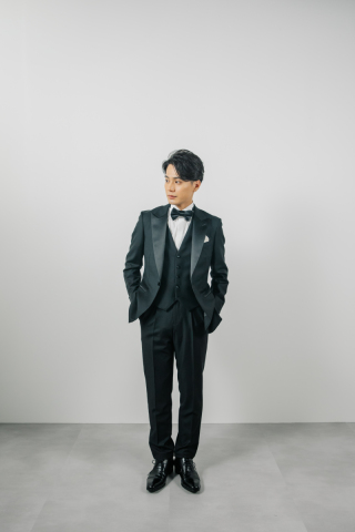 タキシードも種類豊富にご用意しております♩