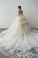 新作ウェディングドレスの入荷が決定しました♡