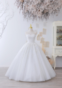 本日はウエディングドレスのご紹介です