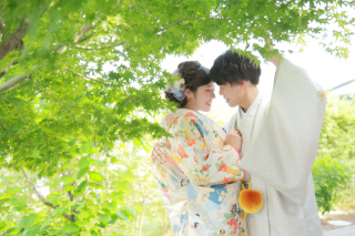緑の中で特別なウエディングフォト