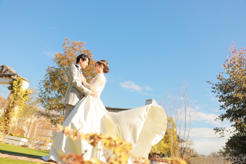 秋色に映えるウェディングフォト