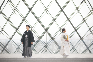 和装とガラスのピラミッド