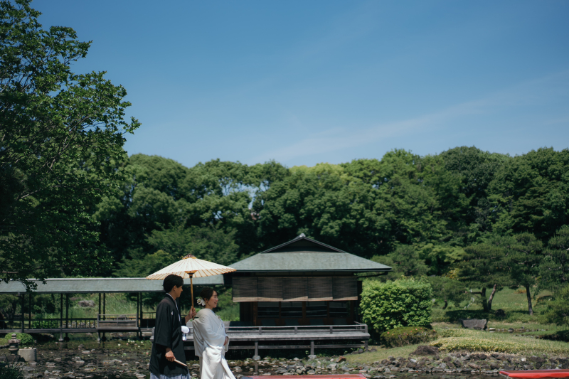 晴れた空と緑の中で、おふたりらしく